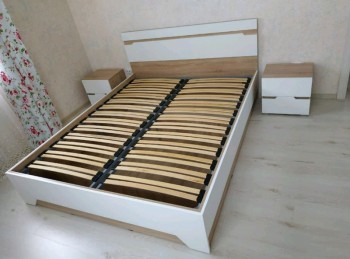 Спальня Анталия (кровать без ортопед-основания, тумбы, Дуб сонома, Белый Софт, горизонт) в Боготоле - bogotol.mebel54.com | фото
